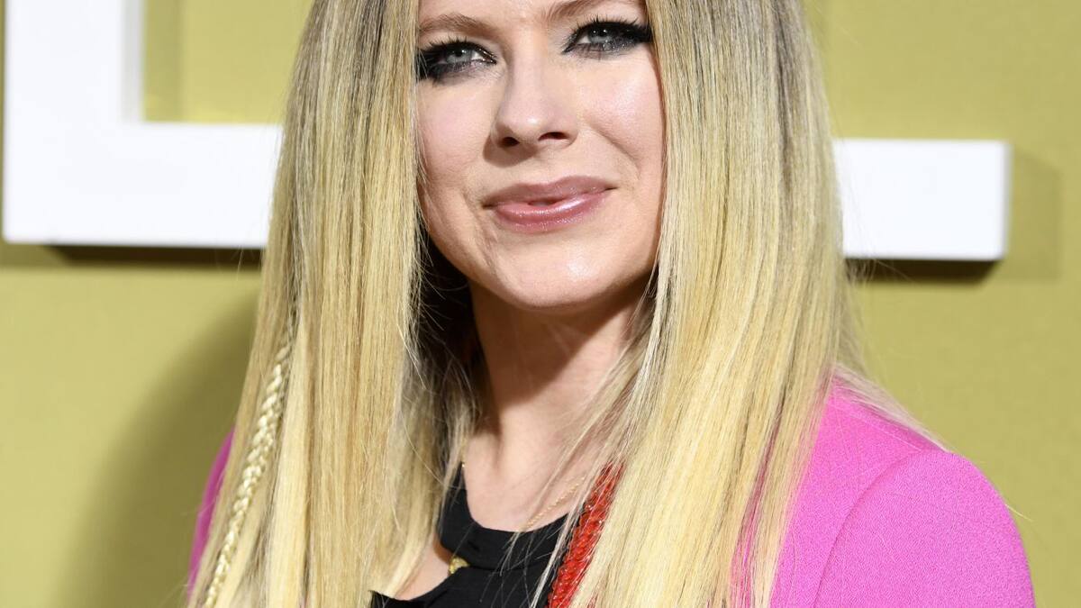 Avril Lavigne se ríe de la leyenda urbana de su muerte en Flames