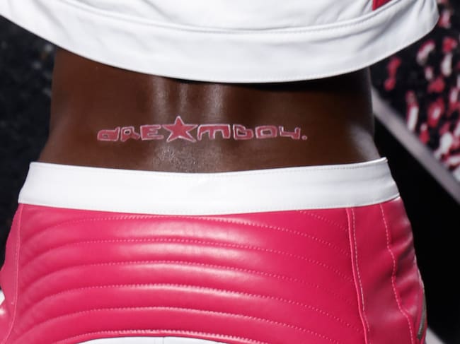 Lil Nas X muestra un tatuaje con el nombre de su próximo álbum 'dreamboy' durante la alfombra roja de los MTV Video Music Awards 2024.