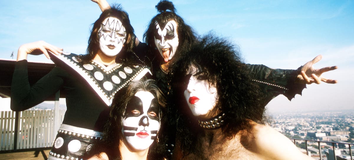 Ace Frehley, Paul Stanley, Peter Criss, y Gene Simmons, de Kiss, en una sesión de fotos en Los Ángeles en 1975.