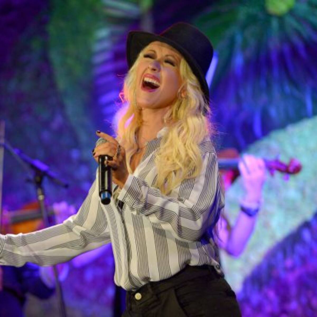 Christina Aguilera causa sensación al cantar en el metro de Nueva York
