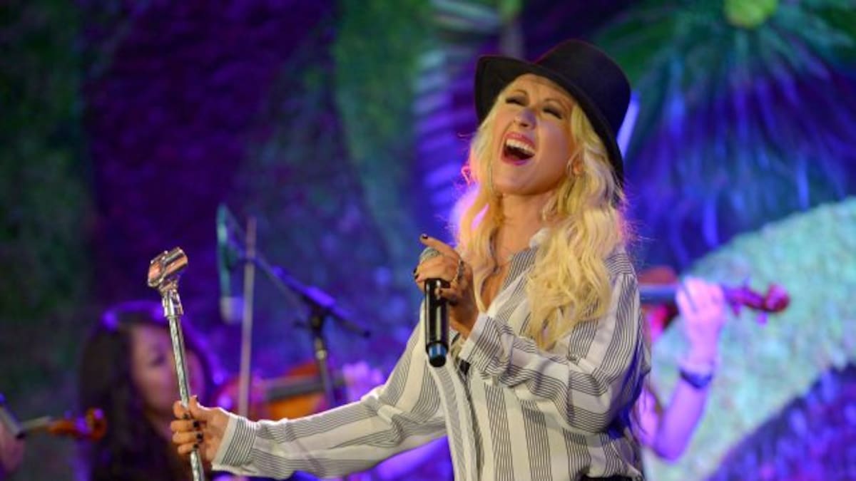 Christina Aguilera causa sensación al cantar en el metro de Nueva York