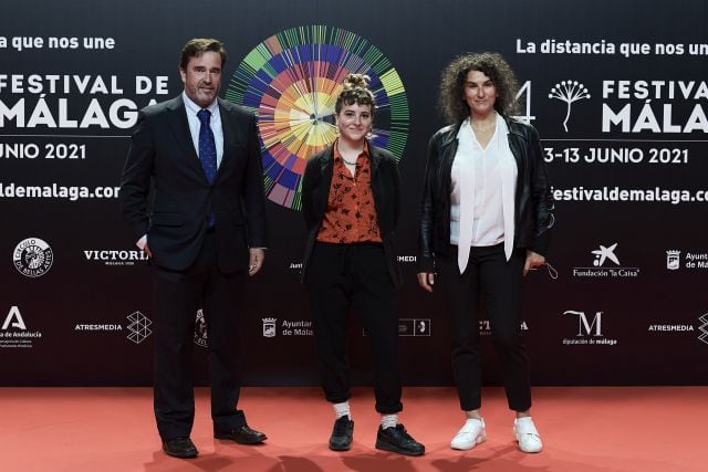 La cineasta Júlia De Paz (c) posa junto a los productores de &#039;Ama&#039; durante la presentación de la 24 edición del Festival de cine de Málaga en el Círculo de Bellas Artes de Madrid