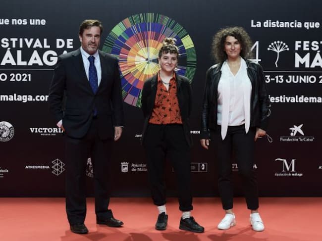 La cineasta Júlia De Paz (c) posa junto a los productores de 'Ama' durante la presentación de la 24 edición del Festival de cine de Málaga en el Círculo de Bellas Artes de Madrid