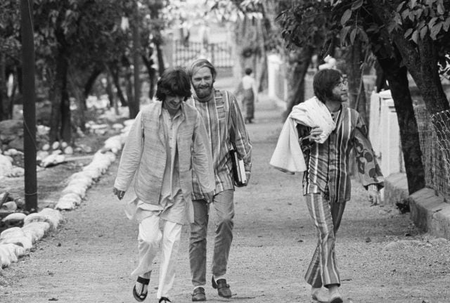 De izquierda a derecha: George Harrison, Mike Love y John Lennon en New Delhi, India.