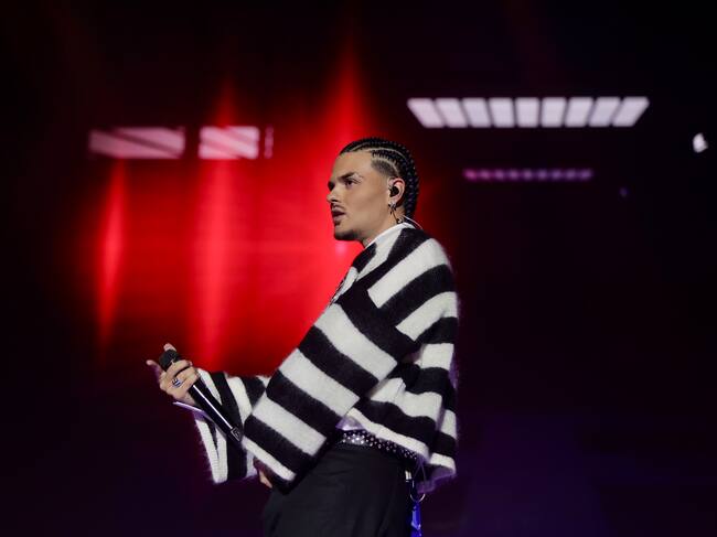 Ya que estaba y, además, con ese lookazo, no podía irse antes de dejarnos un medley de 'Clavaíto' y 'Maníaca'.