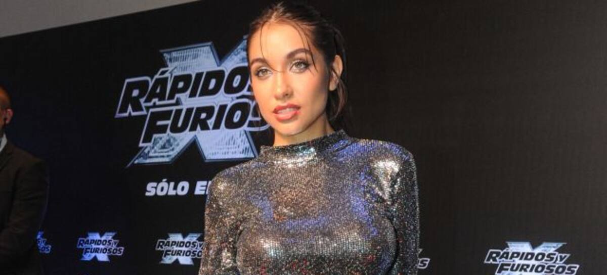 Becerra usó un vestido mangas largas repleto de brillos plateados que estilizaba su silueta.