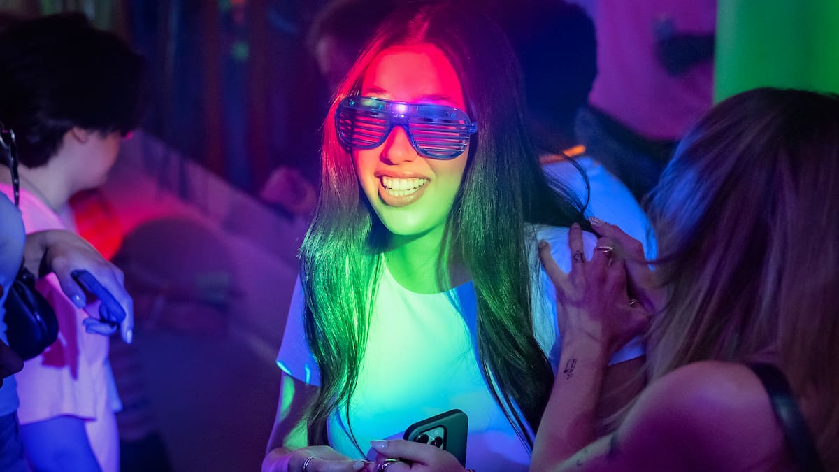 La protagonista de la nueva serie 'Compañeras de cuarto' es hija de este conocido actor de Hollywood