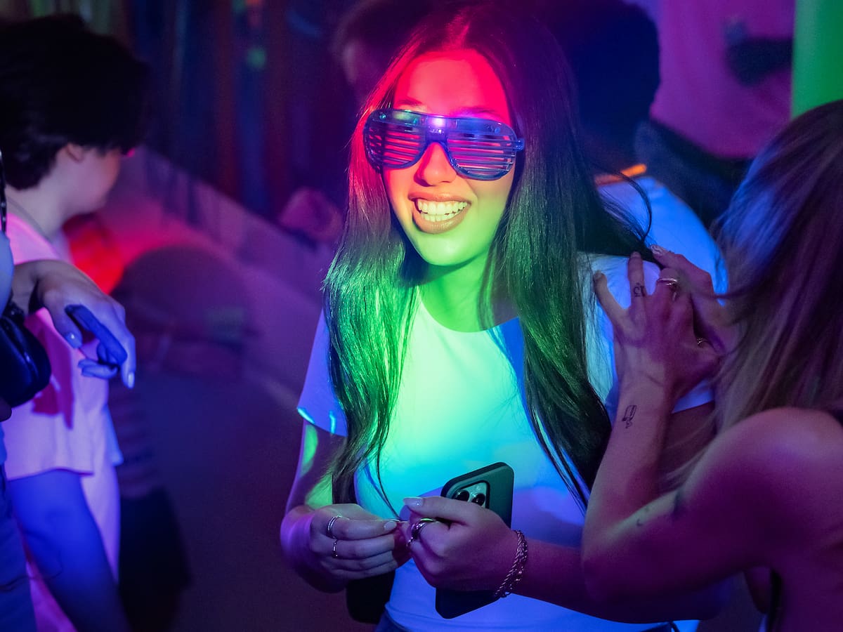 La protagonista de la nueva serie 'Compañeras de cuarto' es hija de este conocido actor de Hollywood