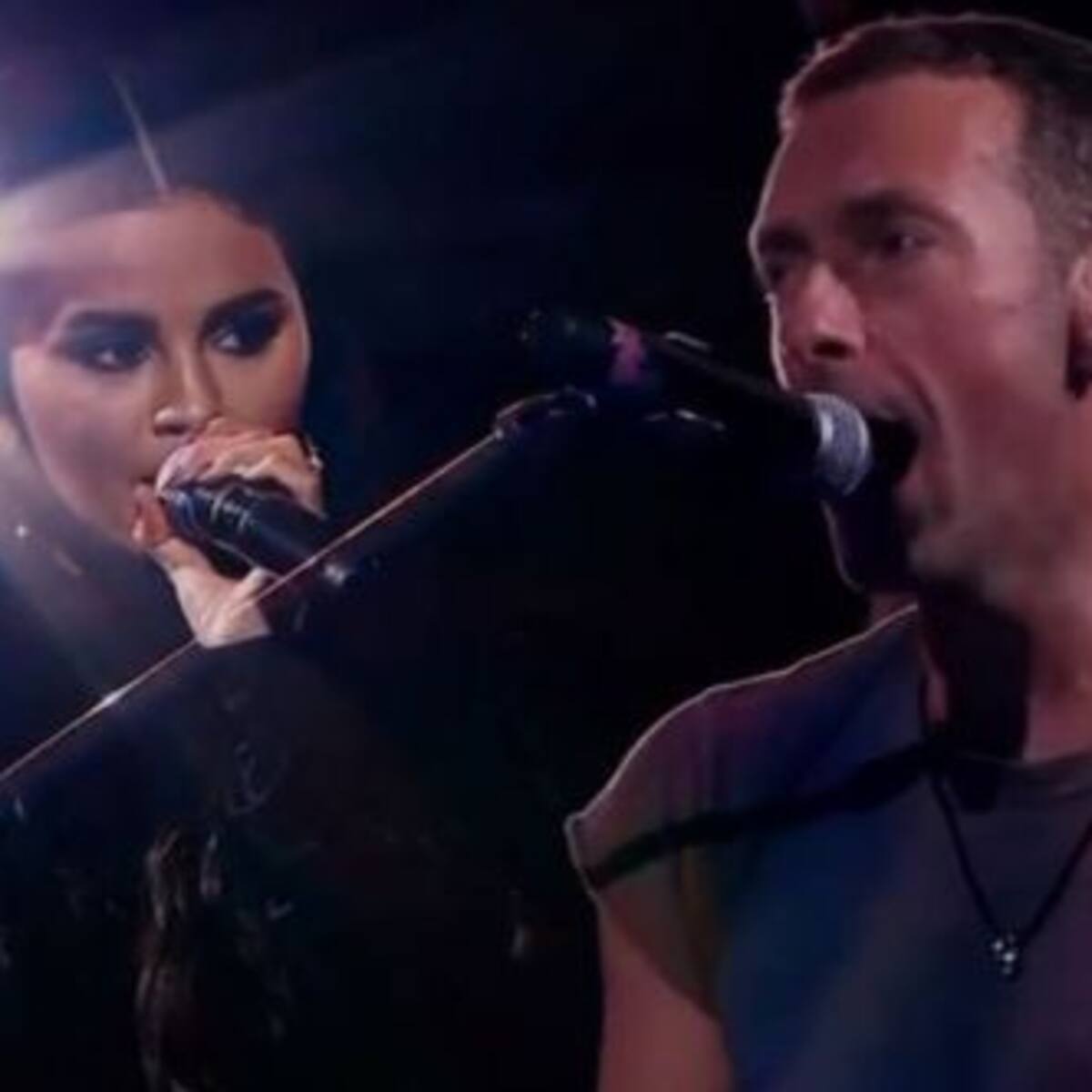 Selena Gomez cantó “Let Somebody Go” junto a Coldplay