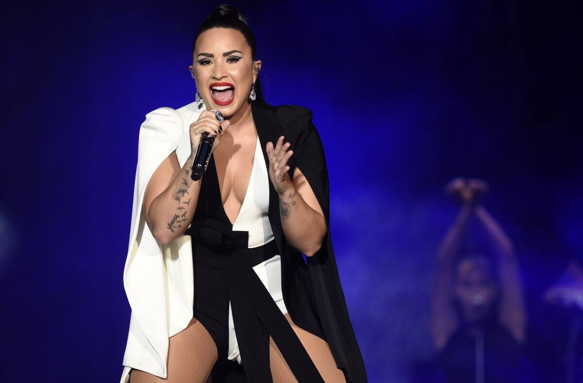 Demi Lovato - Fueron muy buenas amigas durante su adolescencia. Sería una gran sorpresa verlas juntas...¡Pero estaría buenísimo!