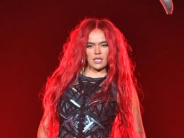 Karol G sube a una niña al escenario y su respuesta hace reír al público