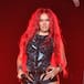 Karol G sube a una niña al escenario y su respuesta hace reír al público