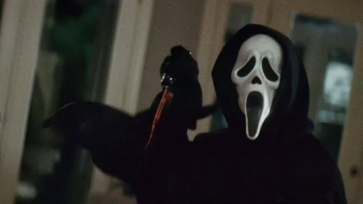 Scream - Un joven con una terrorífica máscara asesina a varios adolescentes en un colegio.