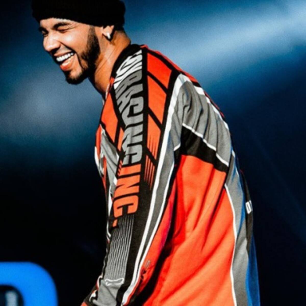 Anuel AA defiende a fan que invadió el escenario para abrazarlo