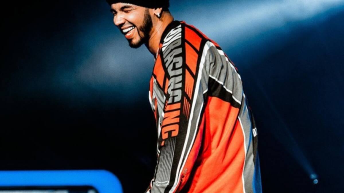 Anuel AA defiende a fan que invadió el escenario para abrazarlo