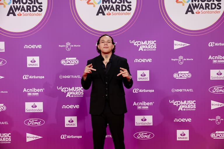 Beéle, el artista colombiano, ha optado por la apuesta segura con un traje negro en LOS40 Music Awards Santander 2025.