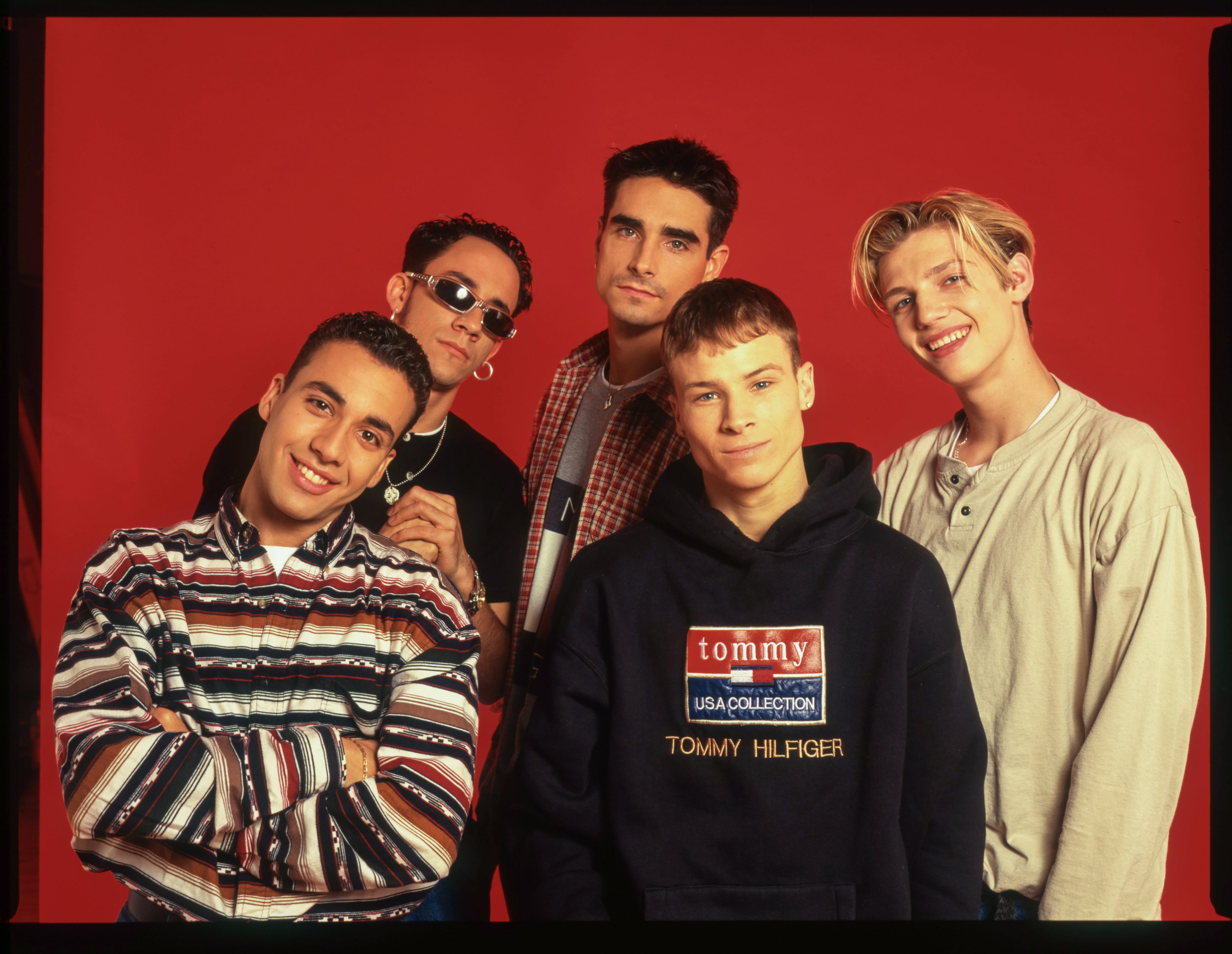 Una foto grupal de estudio de los Backstreet Boys en 1997