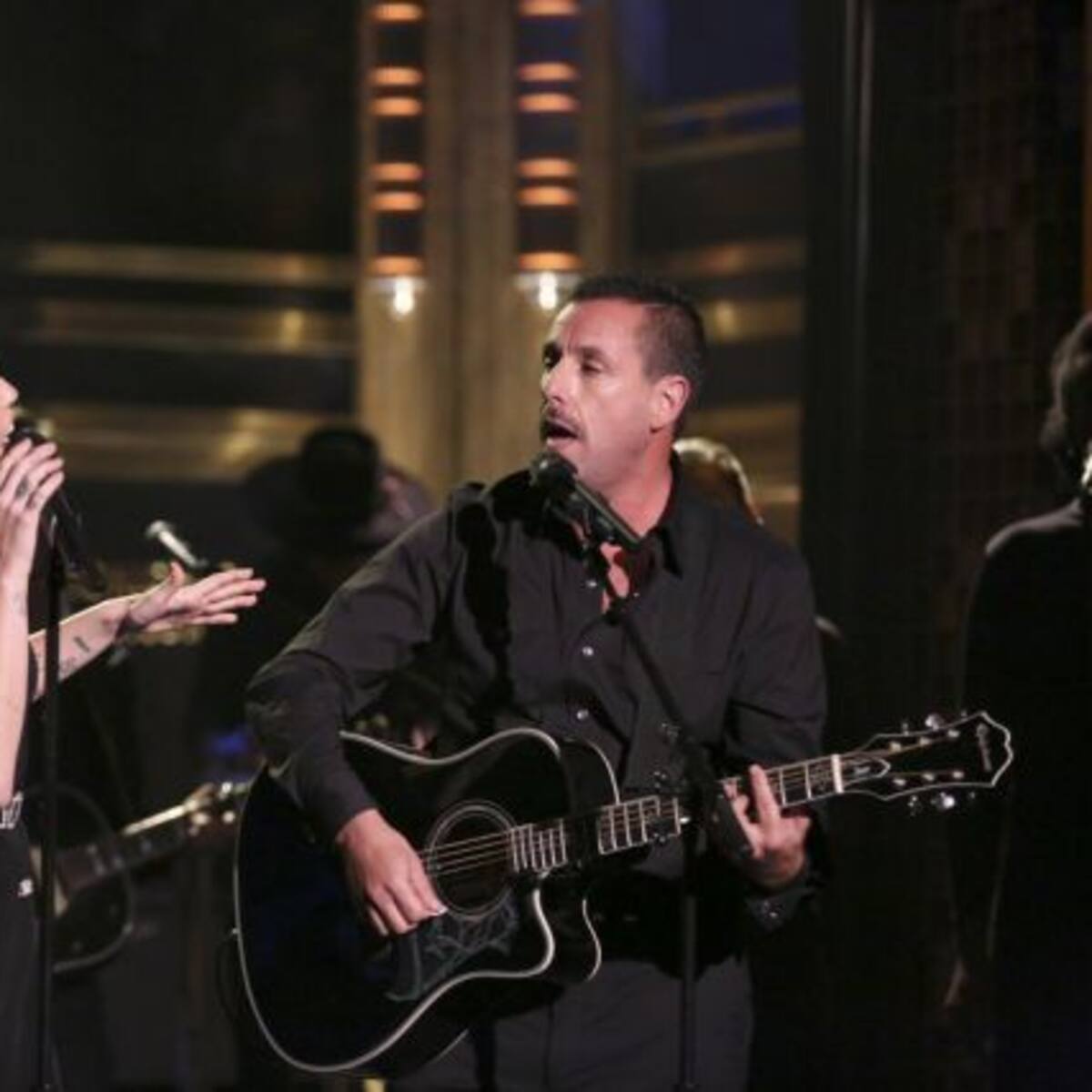 Miley Cyrus y Adam Sandler dedicaron tema de Dido