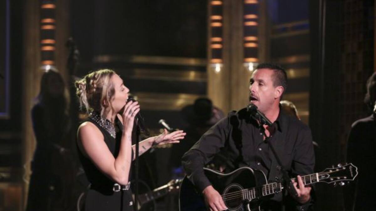 Miley Cyrus y Adam Sandler dedicaron tema de Dido