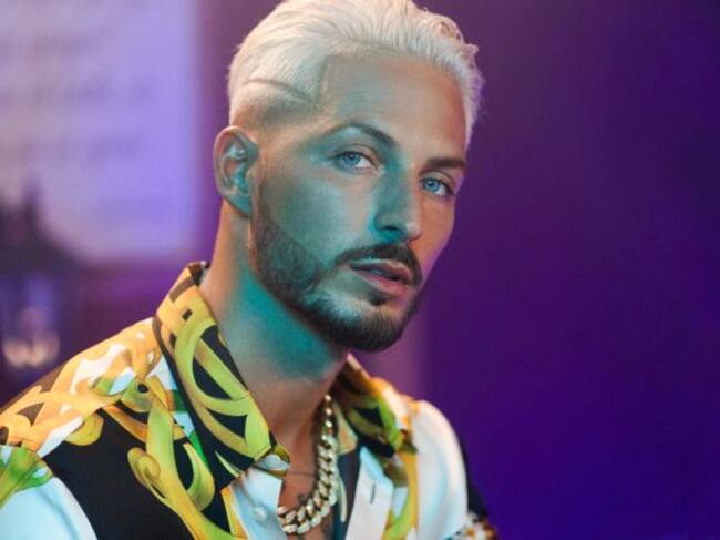 Nyno Vargas, con el pelo rubio platino, en el videoclip 'Toto'