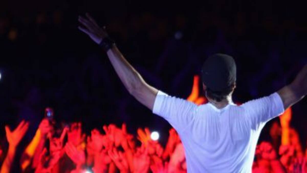 Una fan se le tiró encima a Enrique Iglesias