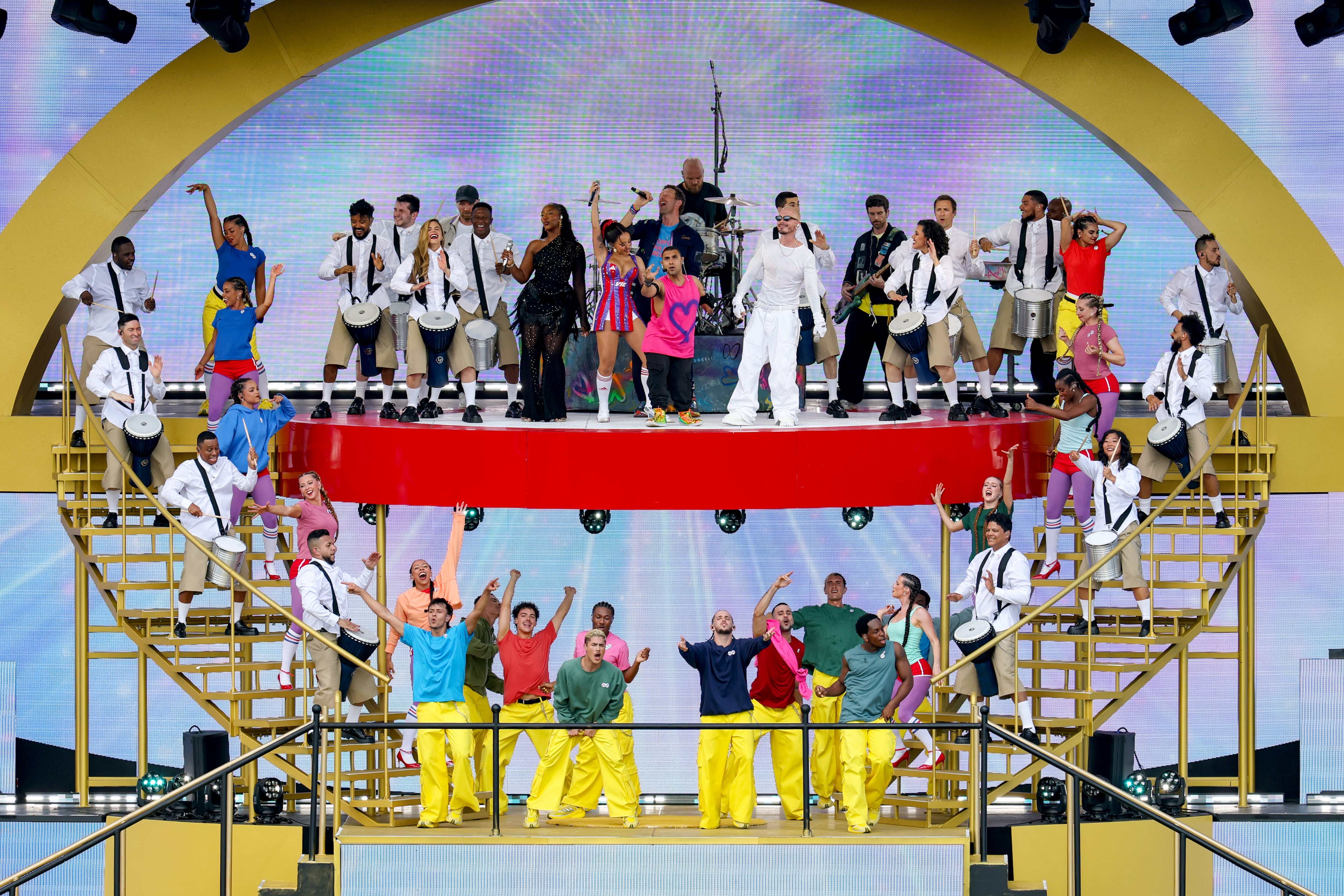 Tems, Doja Cat, Emmanuel Kelly, Coldplay y J Balvin durante el show del descanso de la final del Mundial de Clubes 2025