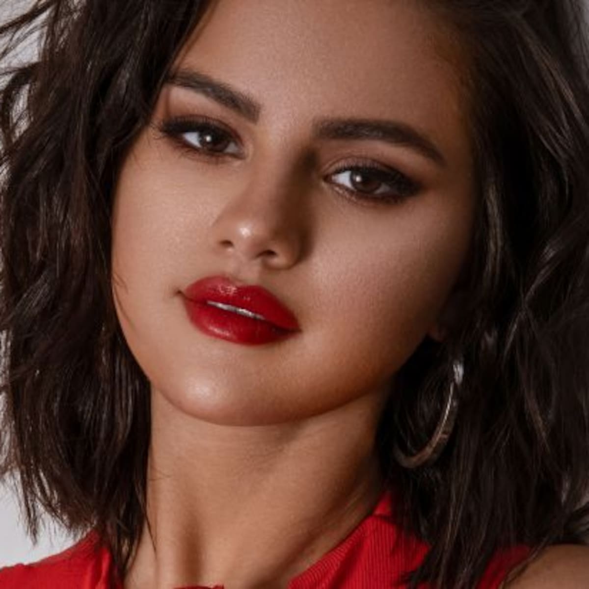 Selena Gomez, el remix de 'Sigues Con Él Remix' y otras novedades de la semana música