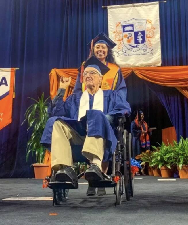 Abuelo de 88 años se gradúa de la universidad junto a su nieta