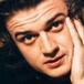 El chico popular del insti en ‘Stranger Things’ tiene una banda de rock