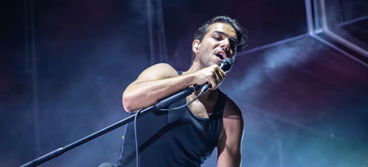Agoney en un concierto