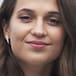 Alicia Vikander: si te pones a su lado en un photocall, olvídate de que te fotografíen