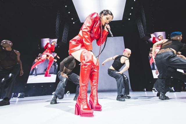 Rosalía, junto a su cuerpo de baile.