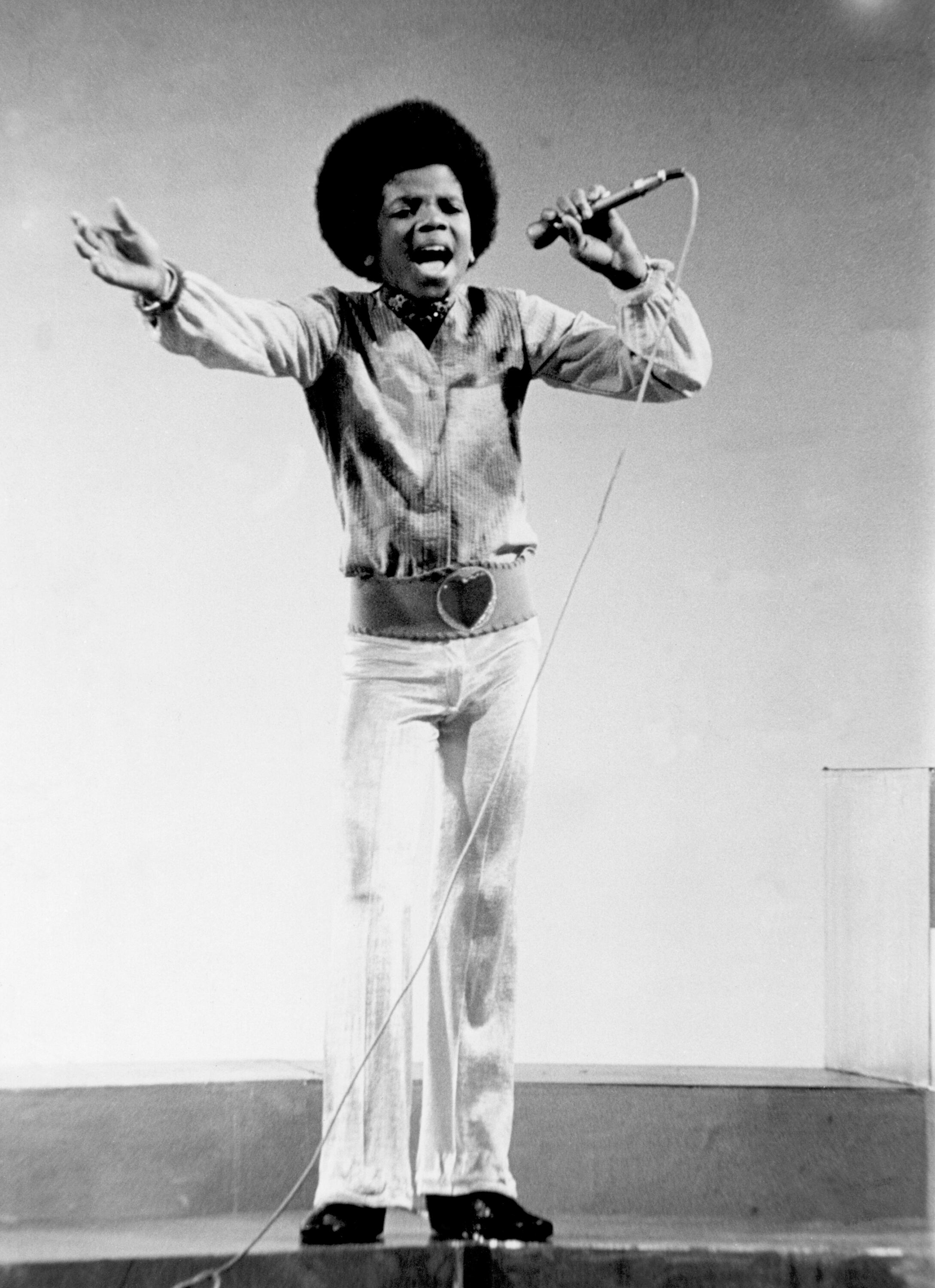 Alrededor de 1970: El cantante de pop Michael Jackson, del quinteto de R&B "Jackson 5", actúa en el escenario alrededor de 1970. (Foto de Michael Ochs Archives/Getty Images)