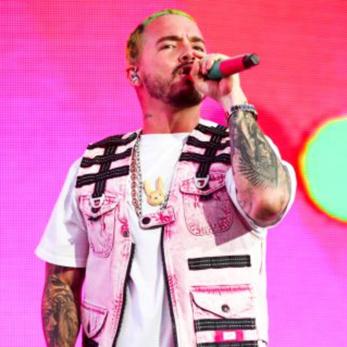 Critican a J Balvin por subir una foto con otro cantante