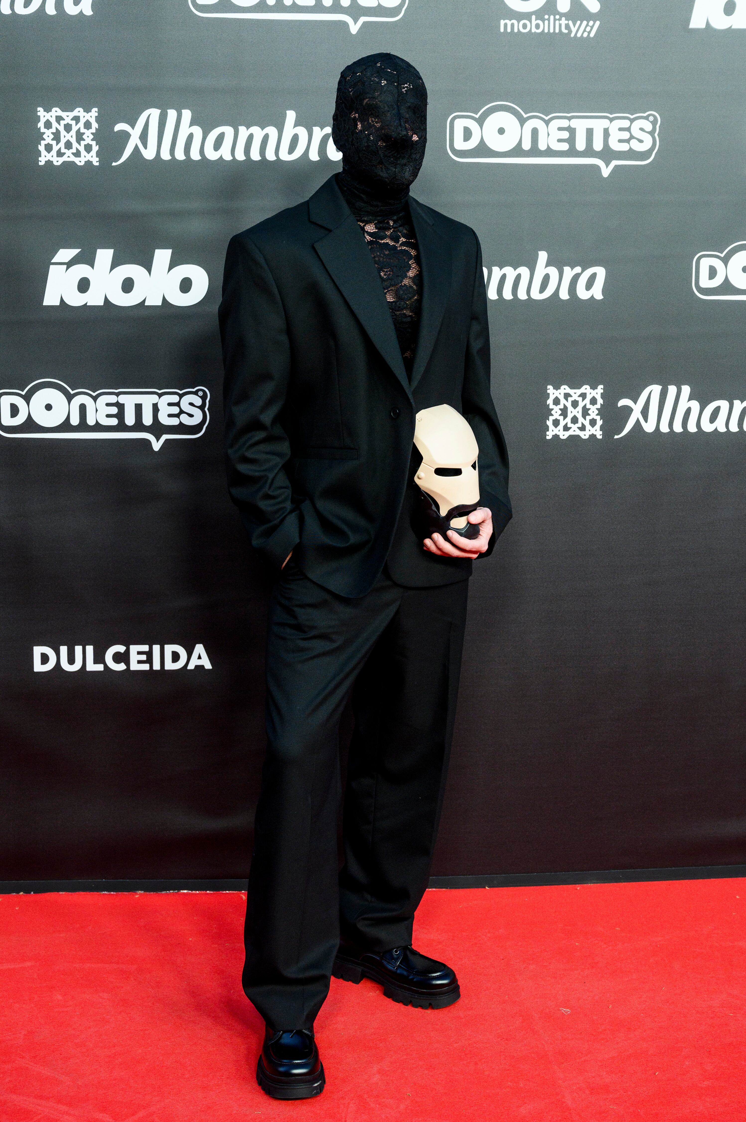 Vale, ya sabemos que a AlexSinos no le gusta mostrar su rostro, pero, ¿es cómodo ir con una malla como esta en la cabeza toda la noche?