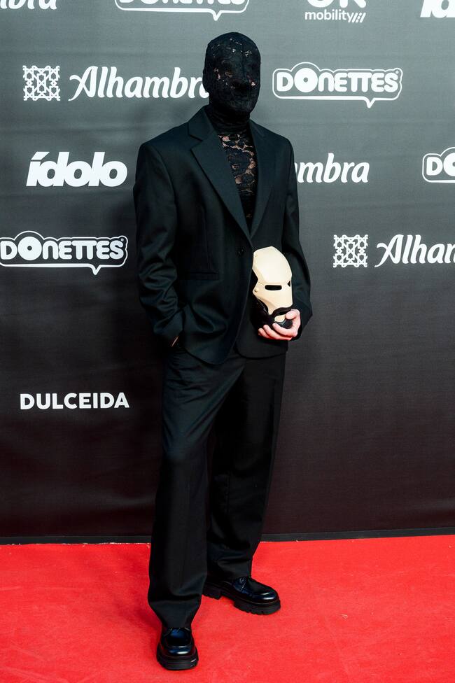 Vale, ya sabemos que a AlexSinos no le gusta mostrar su rostro, pero, ¿es cómodo ir con una malla como esta en la cabeza toda la noche?