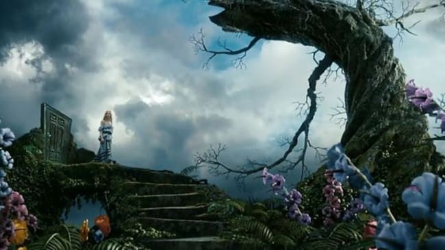 Tim Burton recreó el mundo de 'Alicia en el país de las maravillas' y sería perfecto para hacer lo mismo con 'Caraval'.