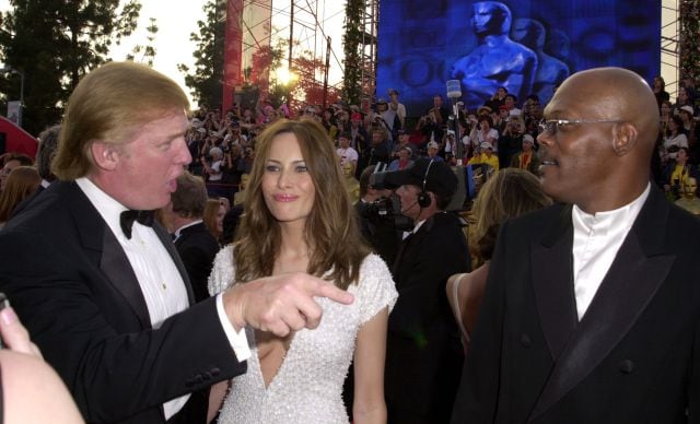 Donald Trump (i) Samuel L. Jackson (d) durante la 73 edición de los premios Óscar en marzo de 2001