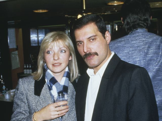 Freddie Mercury, asistiendo a una gala con su amiga Mary Austin, en 1985.