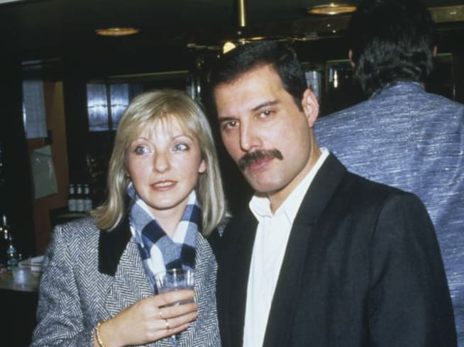 Freddie Mercury, asistiendo a una gala con su amiga Mary Austin, en 1985.