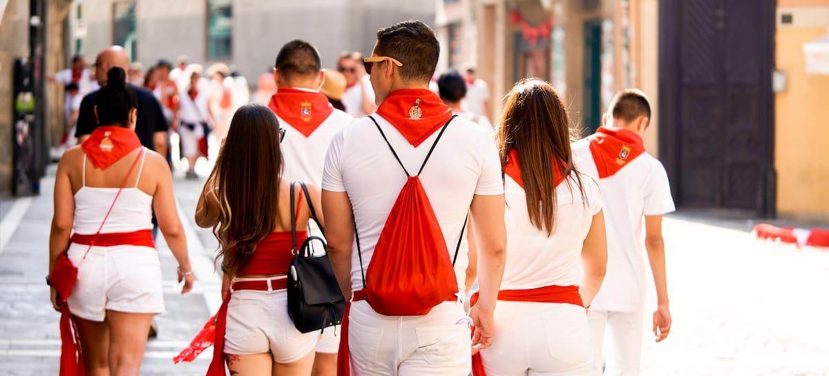 Pamploneses vestidos de blanco y rojo en San Fermín