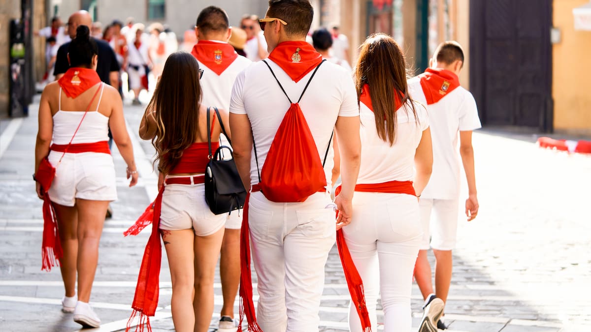 ¿Por qué los pamplonicas visten de blanco y un pañuelo rojo en San Fermín?