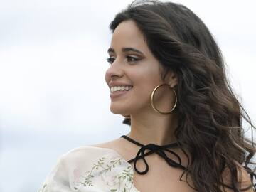 Camila Cabello ya no comparte su cama con Shawn Mendes, pero demuestra que no duerme sola ©copyright los40.com