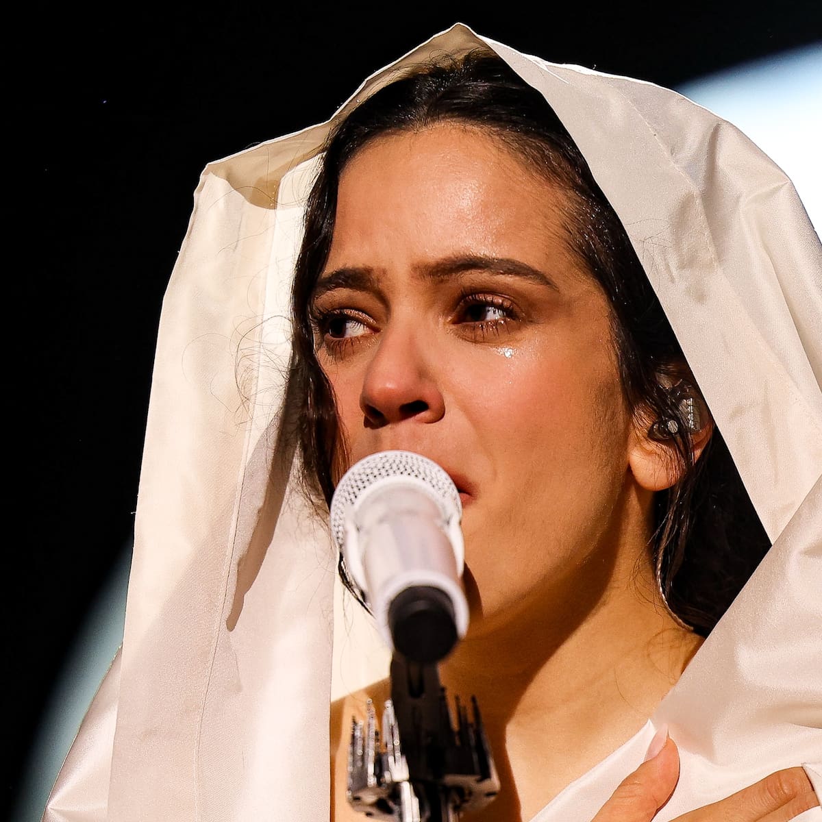 Guitarricadelafuente se confiesa con Rosalía en el Palau Sant Jordi: "Si no, iba a salir del armario a los 40"