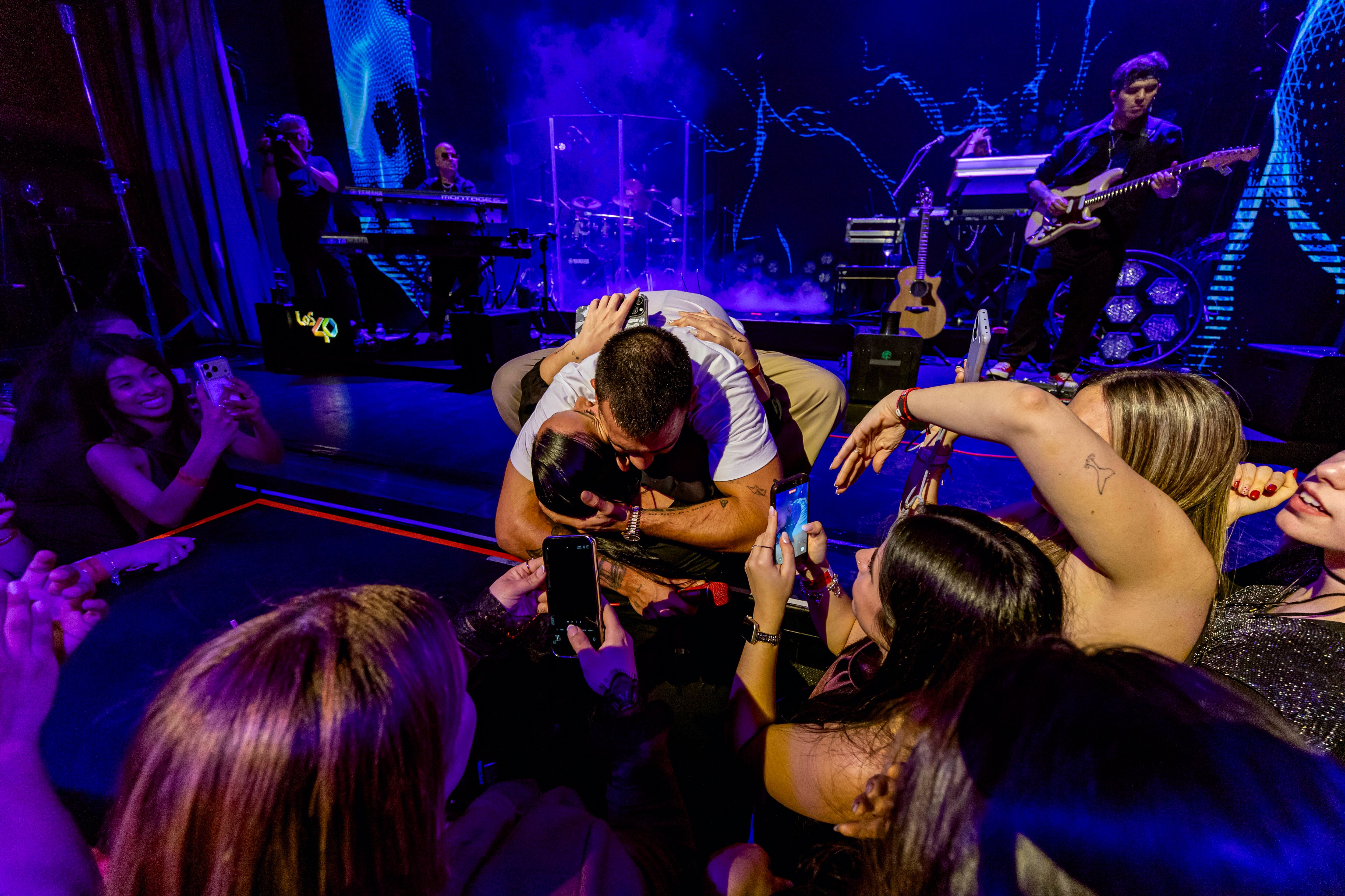 Como comentábamos, nuestro protagonista no dejó de interactuar con su público ni un solo momento. ¡Hasta hubo espacio para los abrazos!