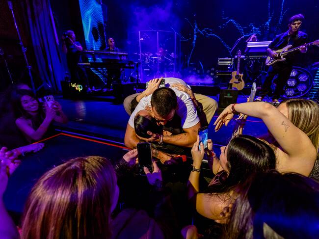 Como comentábamos, nuestro protagonista no dejó de interactuar con su público ni un solo momento. ¡Hasta hubo espacio para los abrazos!