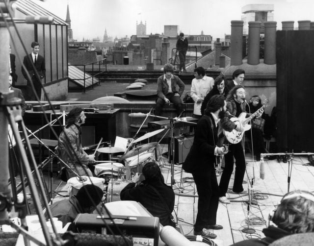 Los Beatles ofrecen su último concierto en la azotea del edificio de Apple en Londres el 30 de enero de 1969.