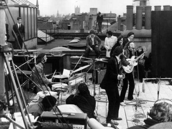 Los Beatles ofrecen su último concierto en la azotea del edificio de Apple en Londres el 30 de enero de 1969.