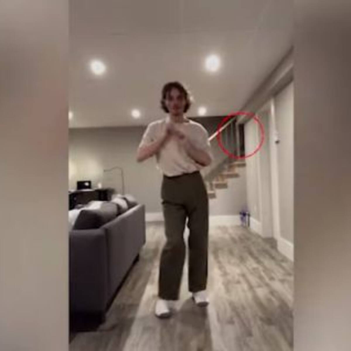 ¿Es un fantasma? La misteriosa figura que aparece en un video de Tik Tok