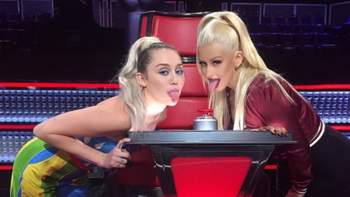 Xtina y Miley, de lengüeteo para calentar motores